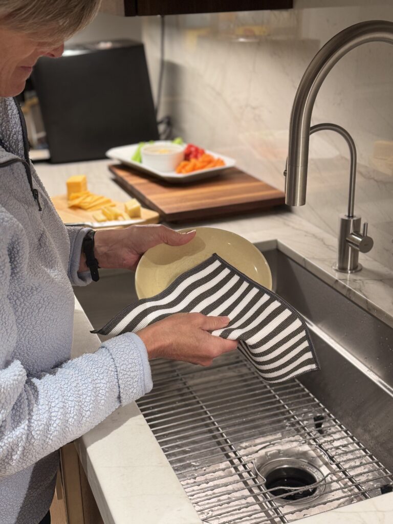 Woman cleaning dishes with Severn Dish Cloth using bamboo charcoal microfiber kitchen cloth