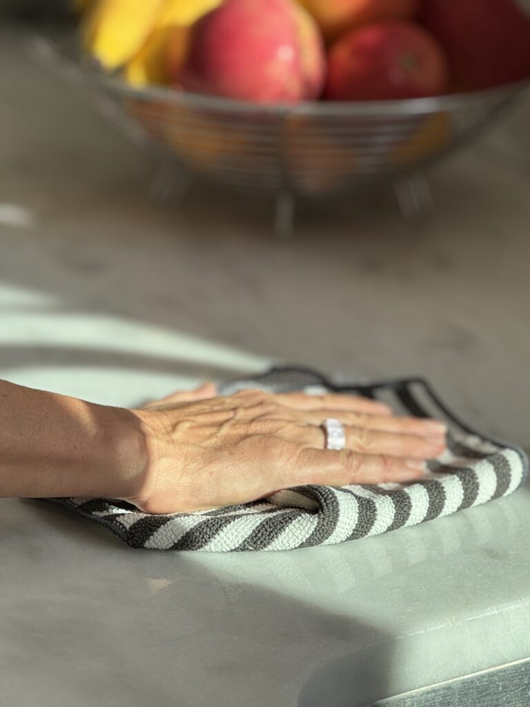 The Severn Dish Cloth, a no stink dish rag for cleaning dishes and pans, has amazing customer reviews.