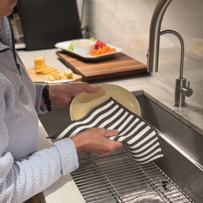 Woman cleaning dishes with Severn Dish Cloth using bamboo charcoal microfiber kitchen cloth