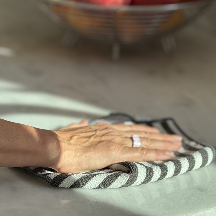 The Severn Dish Cloth, a no stink dish rag for cleaning dishes and pans, has amazing customer reviews.